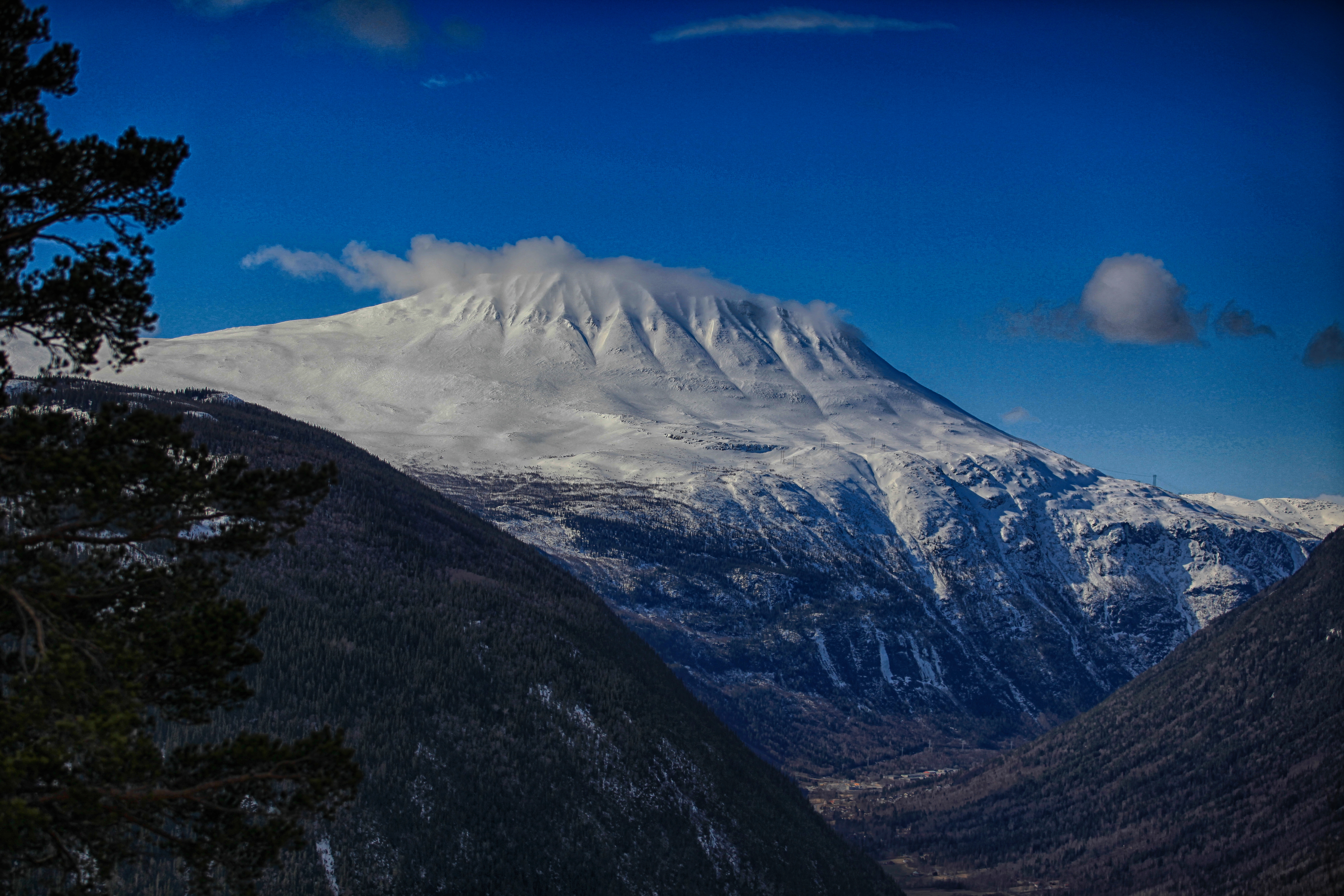 Gaustatoppen om vinteren — snødekt med karakteristisk topp