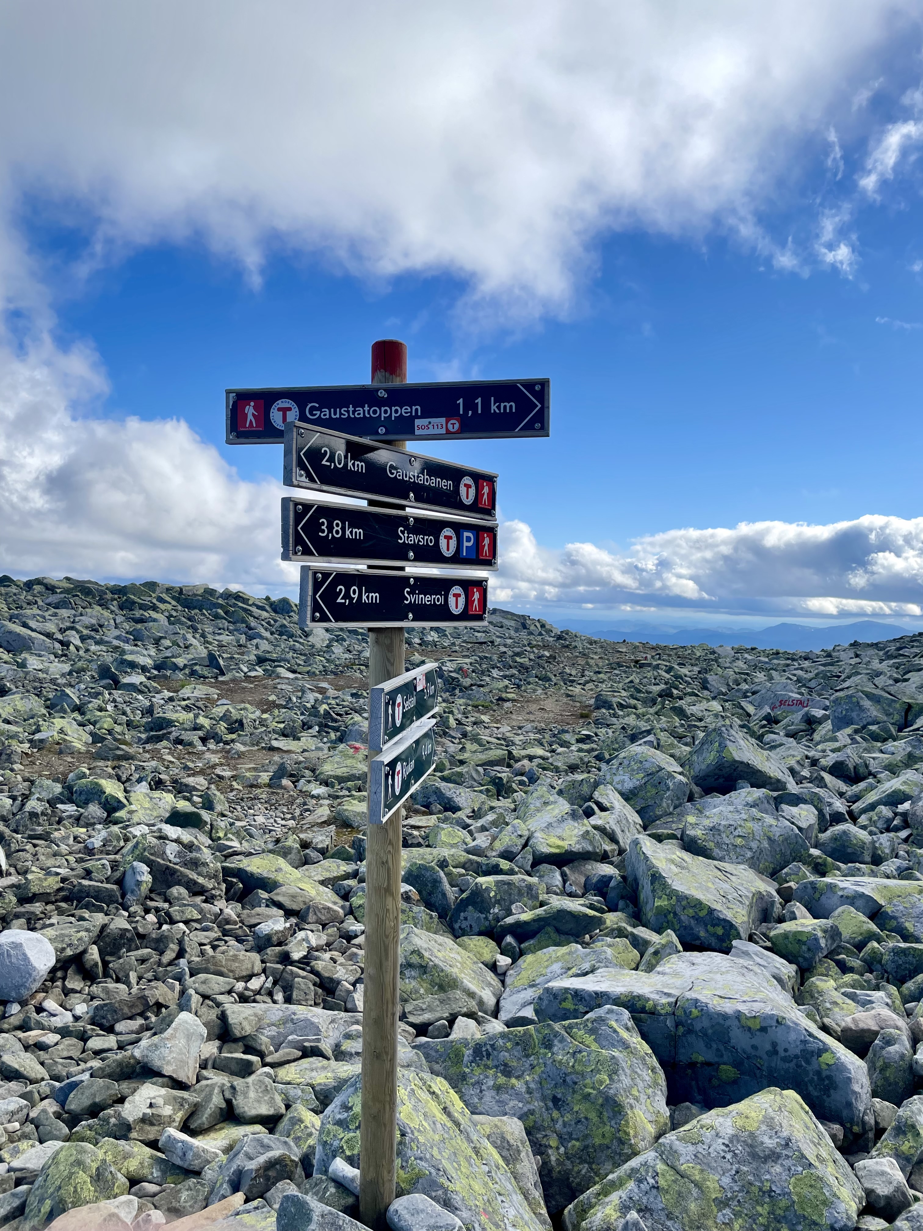 Vandrere på vei opp Gaustatoppen om sommeren