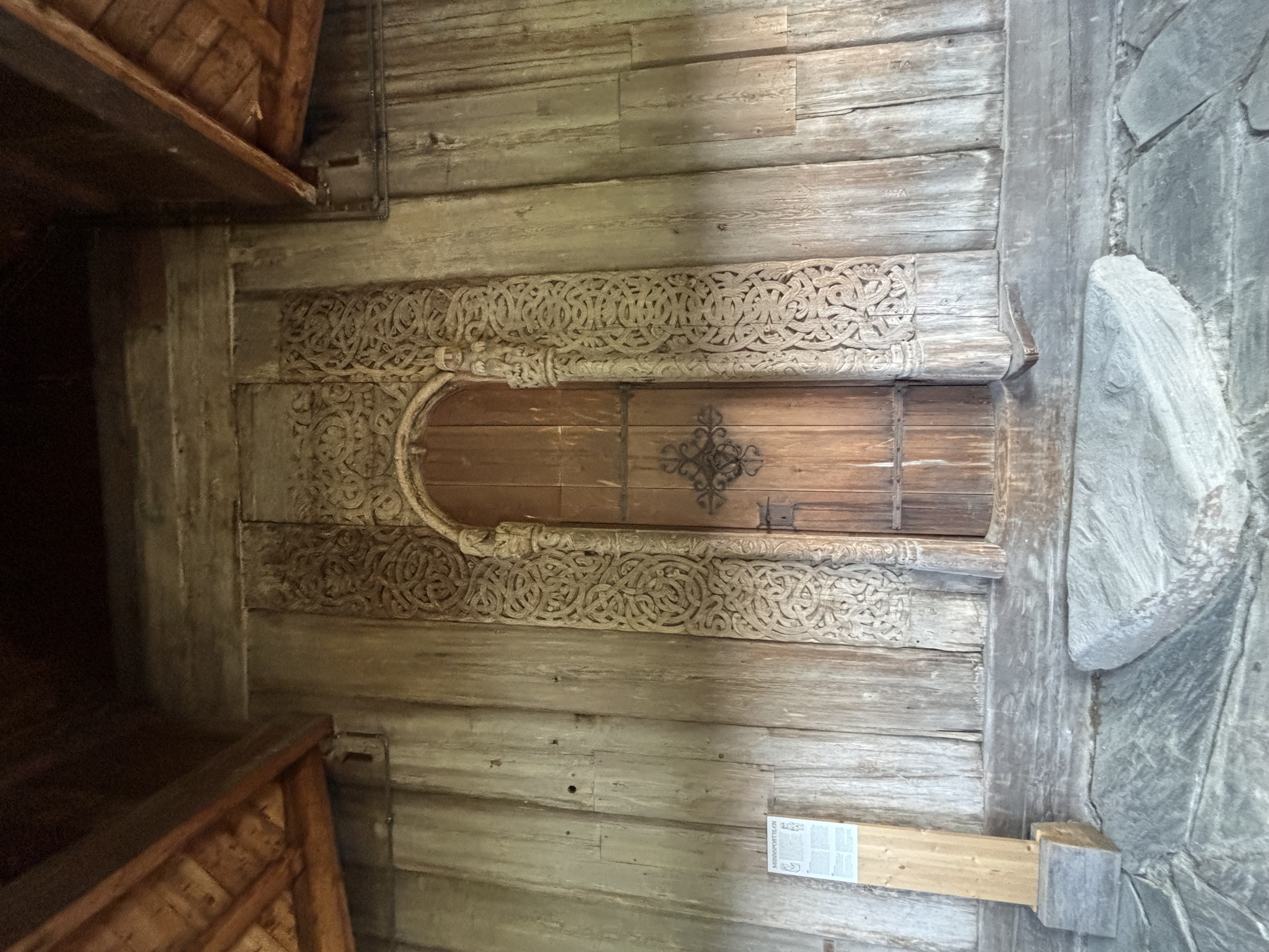 Rikt utskåret middelalderportal i Heddal stavkirke