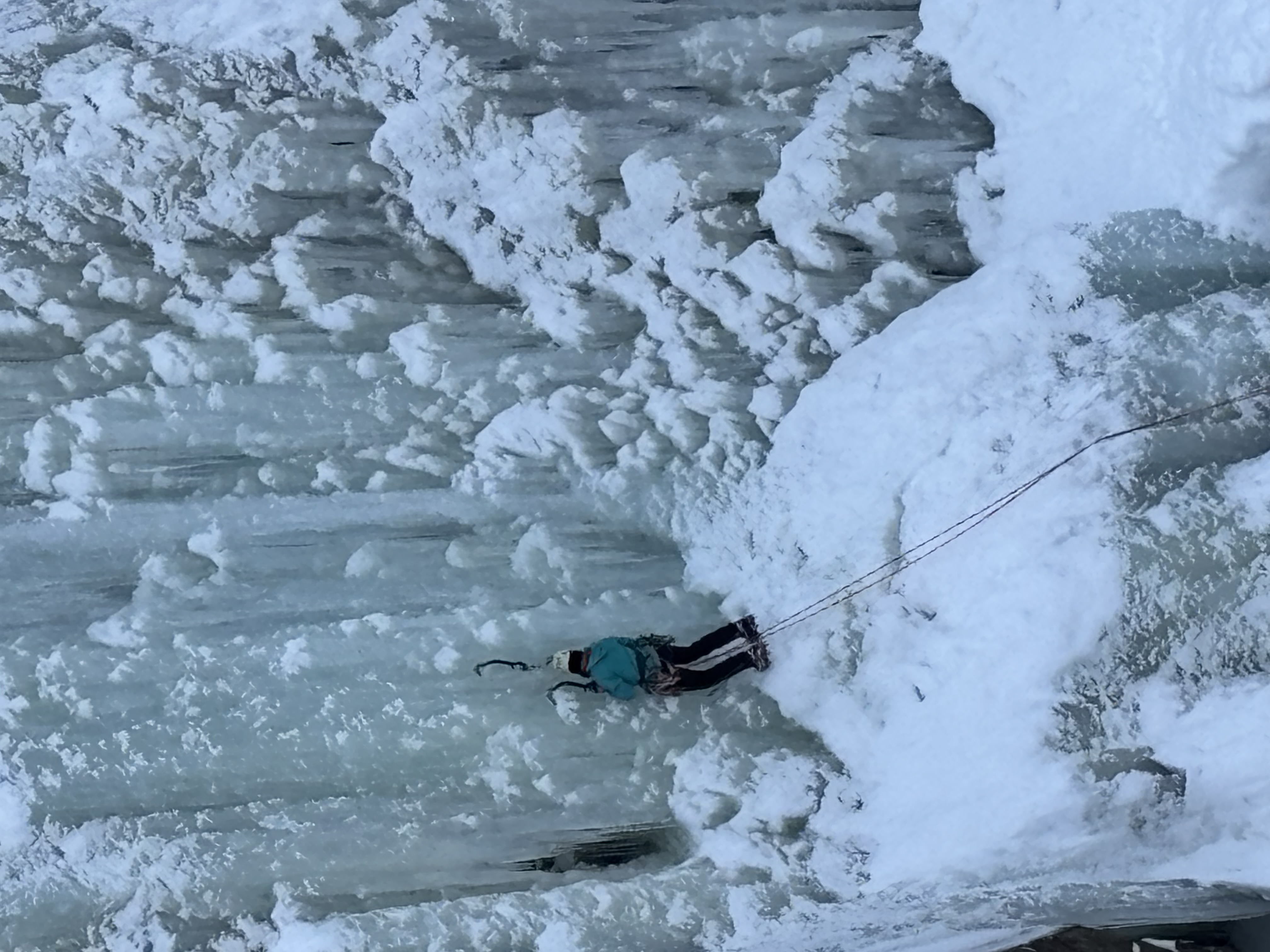 Isklatrer med isøkser og stegjern på massiv frossen foss i Rjukan