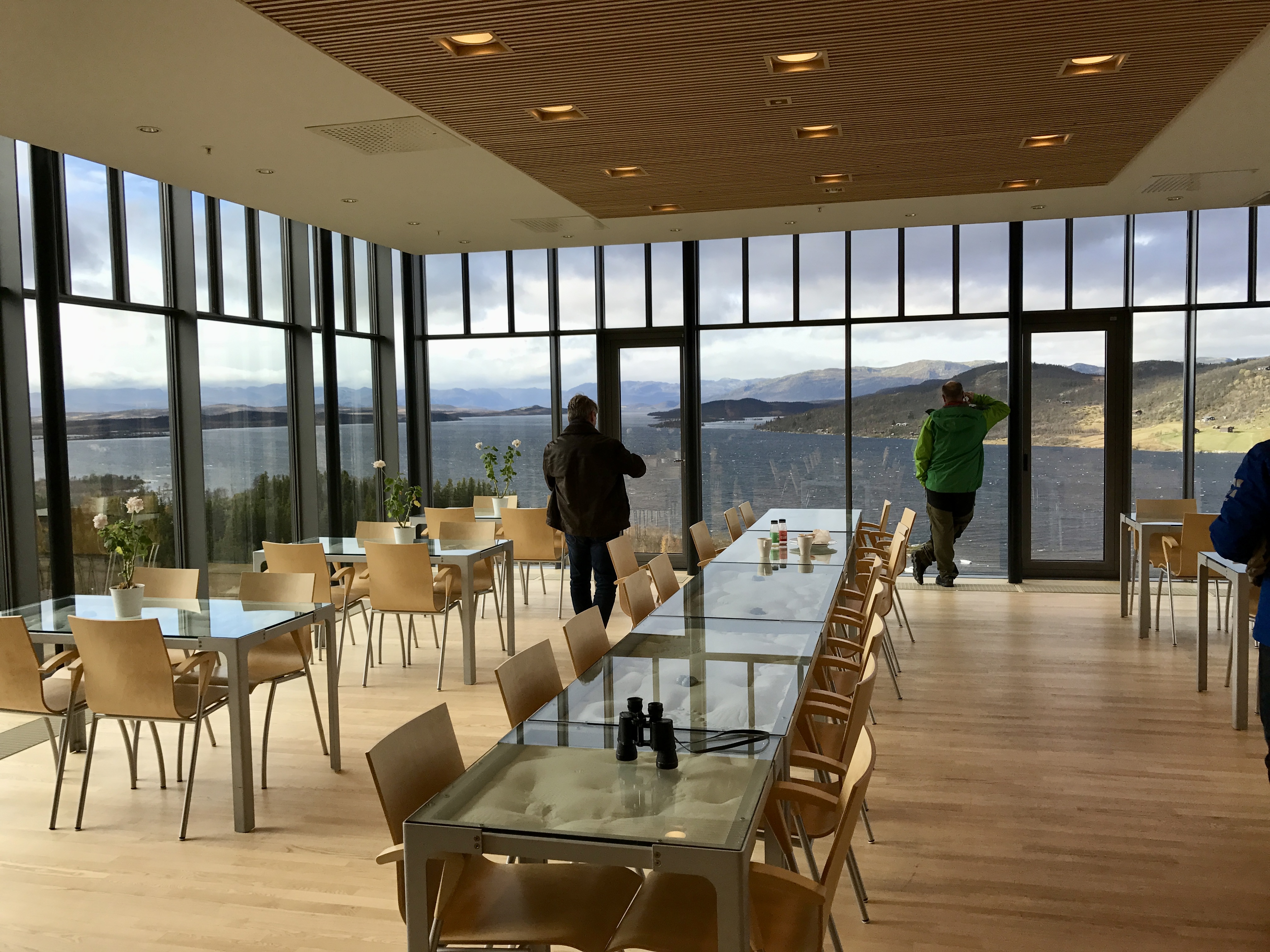 Panoramautsikt fra kafeen på Hardangervidda Nasjonalparksenter — store vinduer mot Møsvatn og fjellene