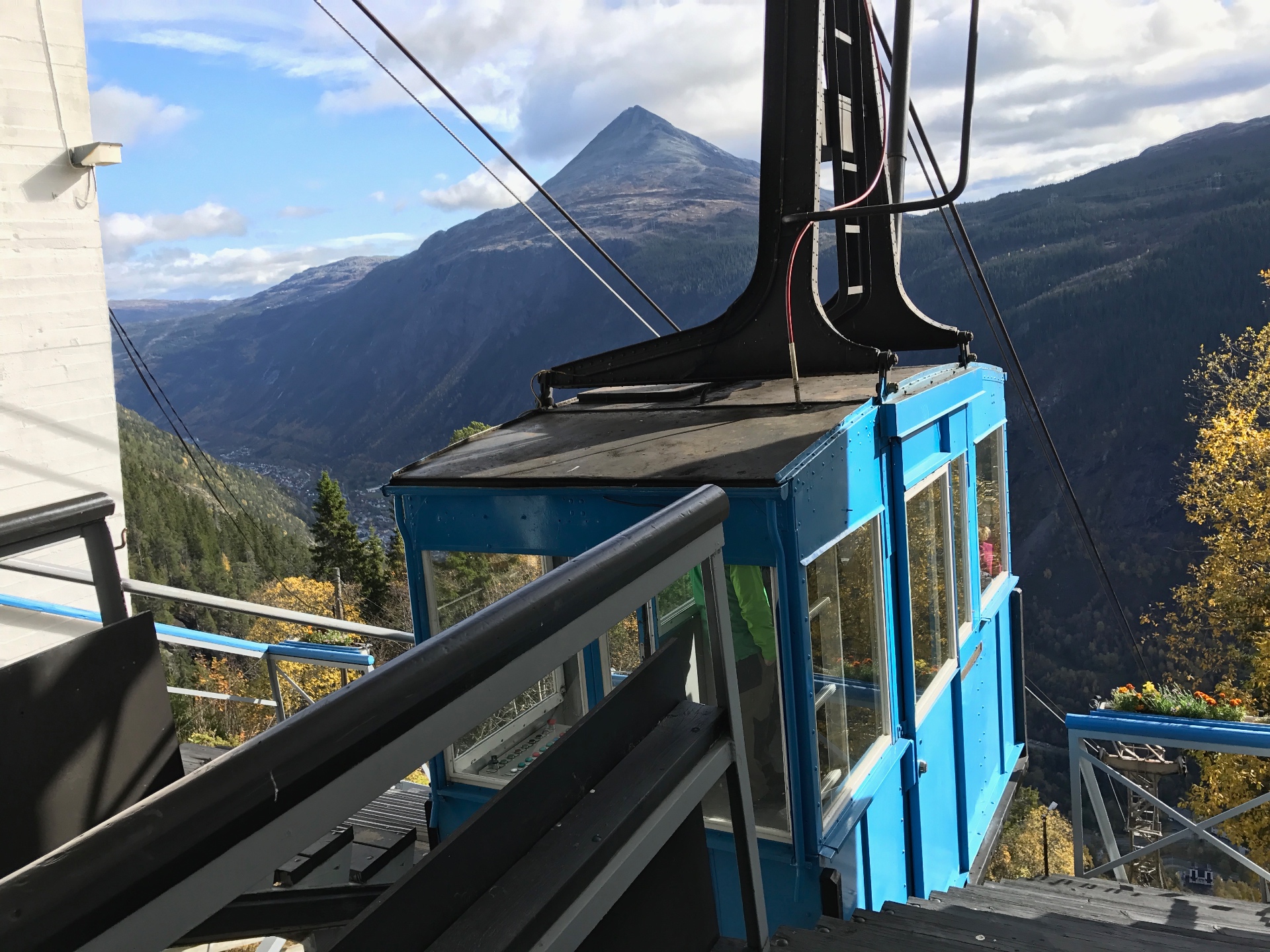 The blue gondola of Krossobanen with a view of Rjukan and Gaustatoppen
